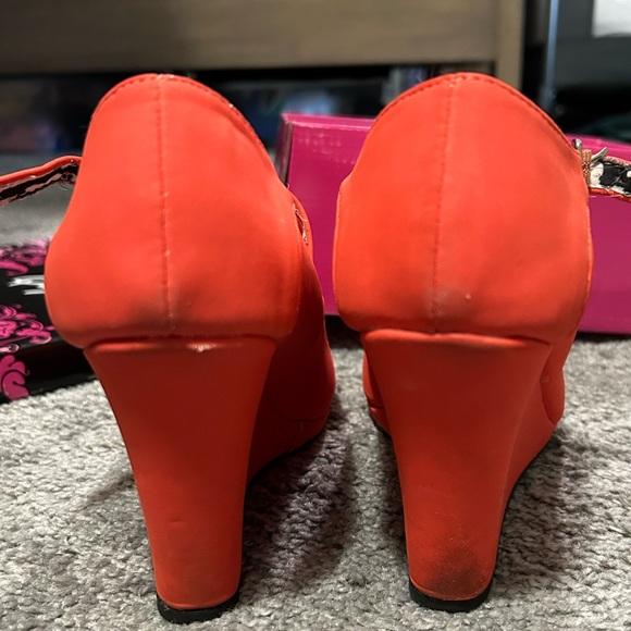 Cupid size 7.5 Tangerine Wedges - Picture 4 of 6